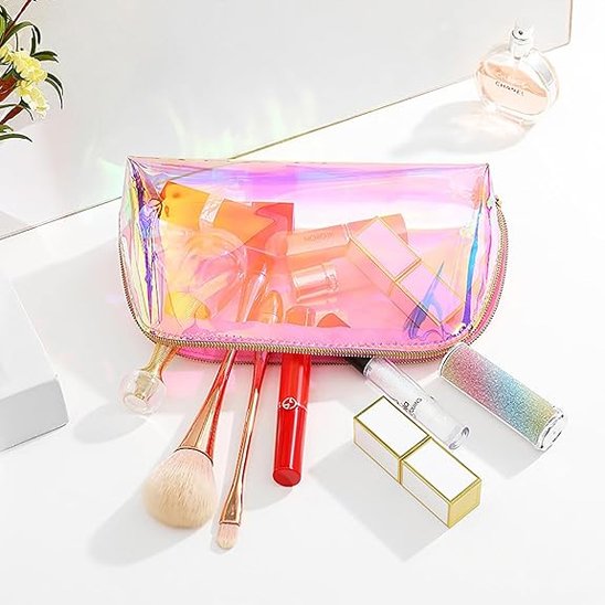 Trousse de toilette à effet arc en ciel déposé sur un plan blanc avec article de maquillage et de beauté qui en sort