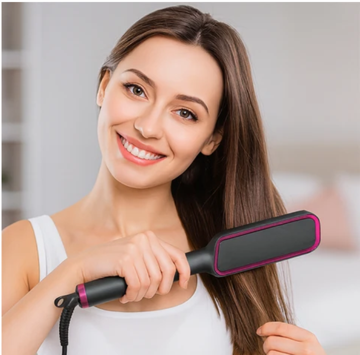 jeune femme qui se coiffe avec le lisseur noir