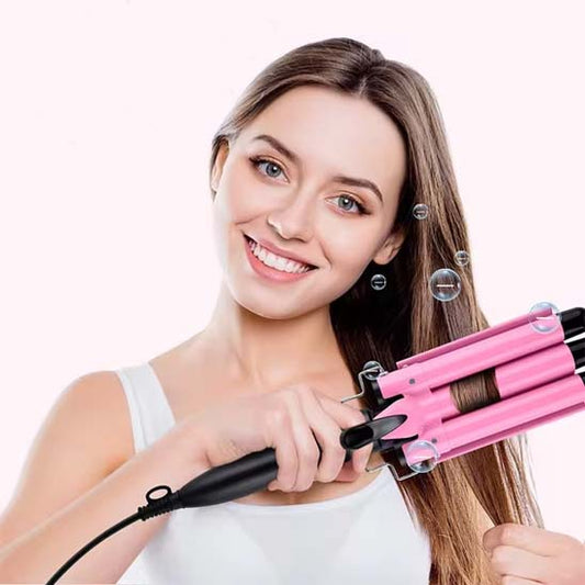 jeune femme qui coiffe ses longs cheveux châtains avec le boucleur rose 