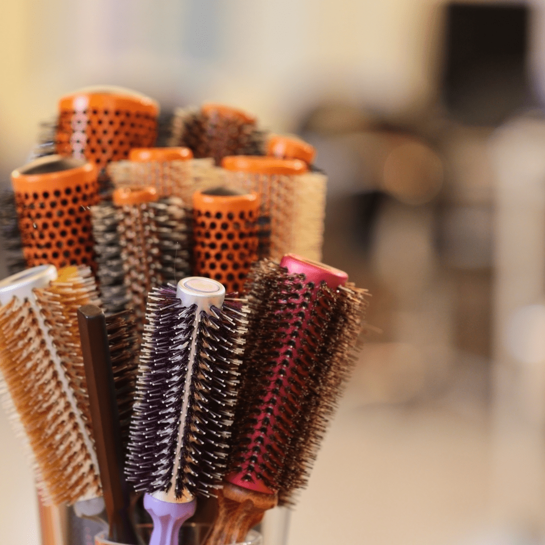brosses à cheveux posées debout en gros plan 