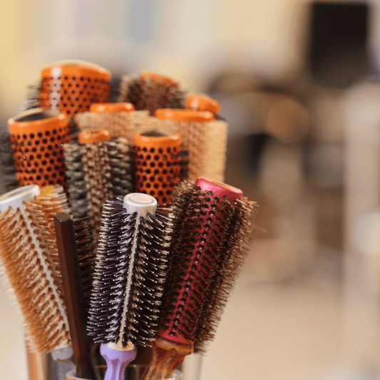 brosses à cheveux posées debout en gros plan 