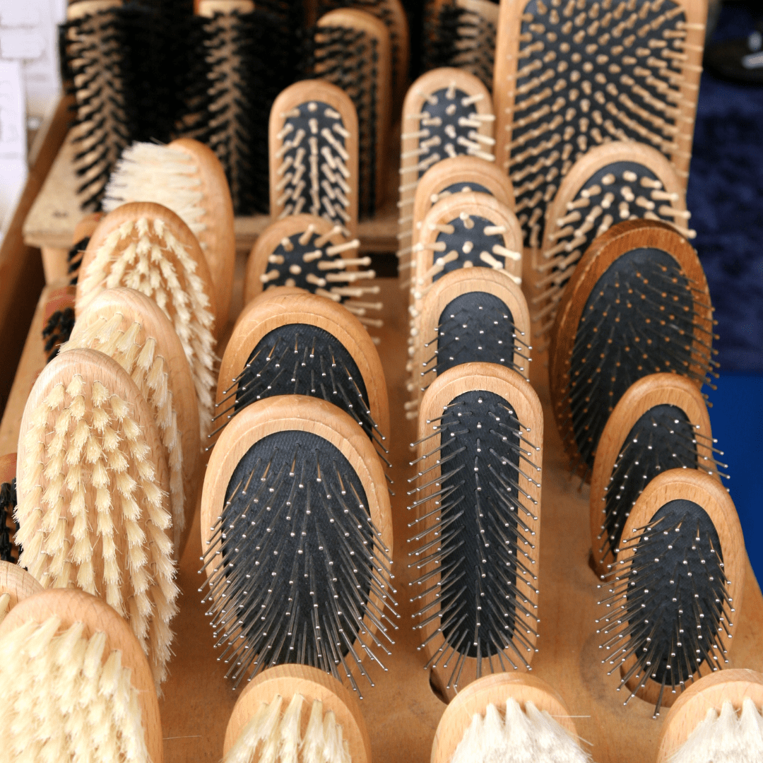 ensembles de brosse à cheveux posées à la verticale dans un présentoir