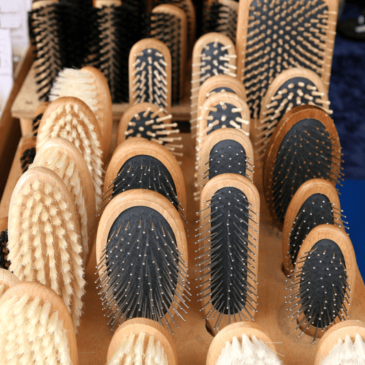 ensembles de brosse à cheveux posées à la verticale dans un présentoir