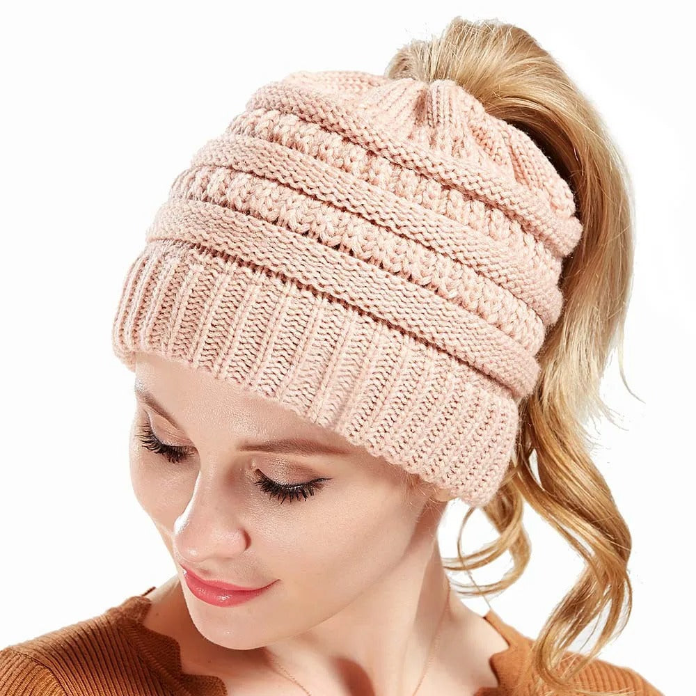jeune femme d'environ 25-30 ans qui porte le bandeau cheveux extérieur couleur rose