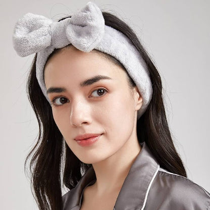 une jeune femme d'environ 20-25 ans qui porte le bandeau cheveux spa couleur gris
