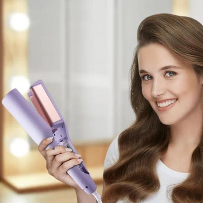 Jeune femme aux longs cheveux bruns qui sourit en tenant le bouleur couleur violet