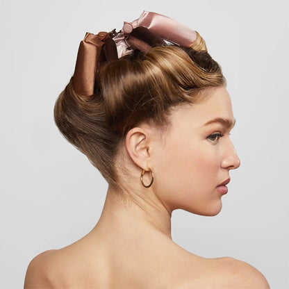 Jeune femme aux longs cheveux châtains vue de profil portant le boucleur sans chaleur