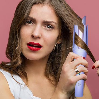 Jeune femme aux longs cheveux bruns qui coiffe ses cheveux avec le boucleur violet 