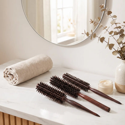 brosse poil de sanglier déposée sur un plan blanc décoratif