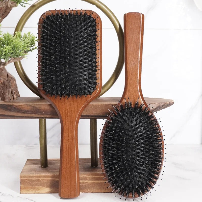 Brosse poil de sanglier format carré adossé contre une pièce de bois et métal décoratif 