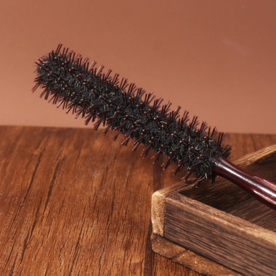 Brosse poil de sanglier format grand dans un panier décoratif en bois foncé 