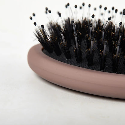 Gros plan des poils en nylon et poils de sanglier de la brosse poil de sanglier marron