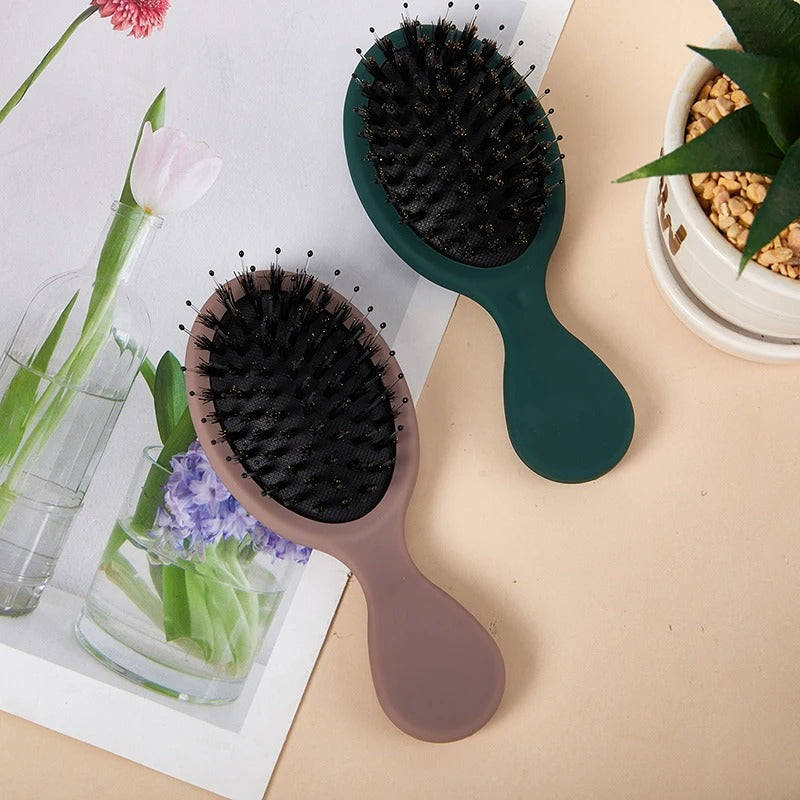 Brosse poil de sanglier verte et marron posée sur un plan décoratif 