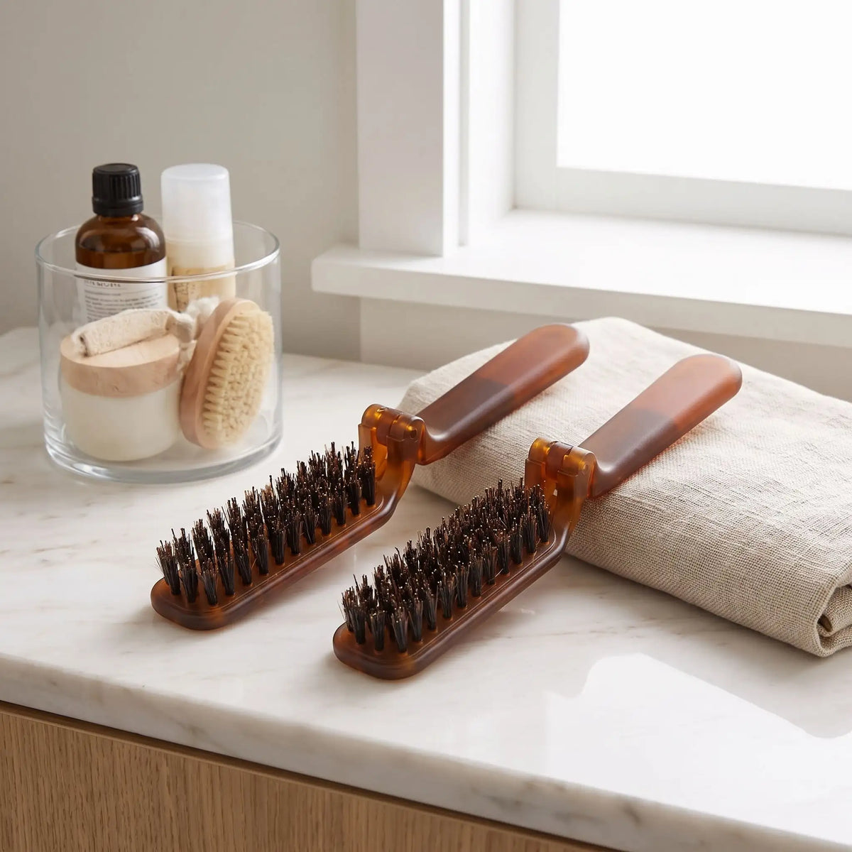 brosse poil de sanglier posée sur un comptoir blanc et gris de marbre