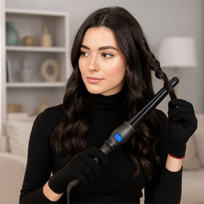Jeune femme d'environ 25-30 ans qui boucle ses longs cheveux noirs.  Elle porte les gants thermiques protecteurs
