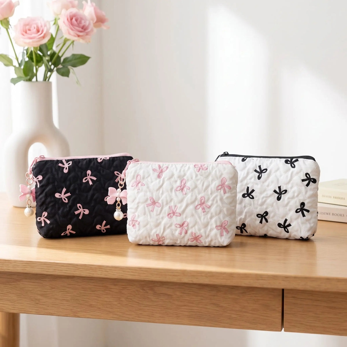 trousse de toilette 3 coloris offerts posée sur une table en bois 
