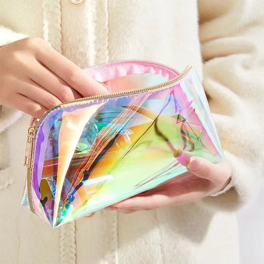 Une femme qui tient dans ses mains la trousse de toilette effet arc en ciel