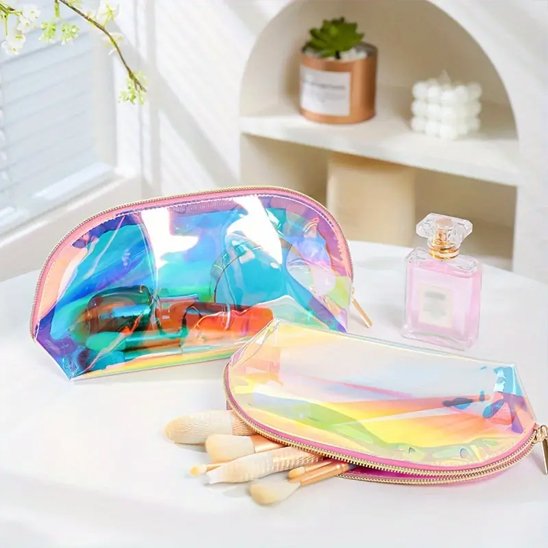 Trousse de toilette à effet arc en ciel déposé sur un plan blanc