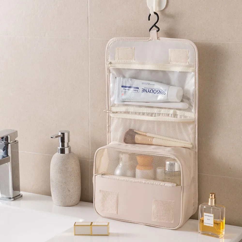 trousse de toilette suspendue dans la salle de bain reposant sur un comptoir blanc 