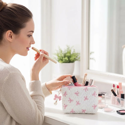 trousse de toilette blanche et rose une jeune femme se maquille devant le miroir 