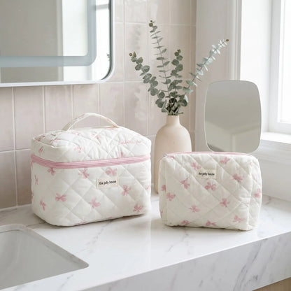 trousse de toilette format large et moyen posée sur un plan blanc