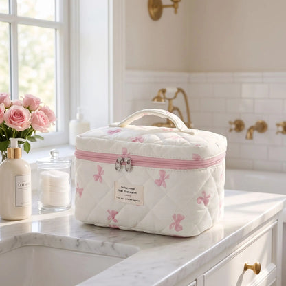 trousse de toilette format large posée sur un plan blanc et gris