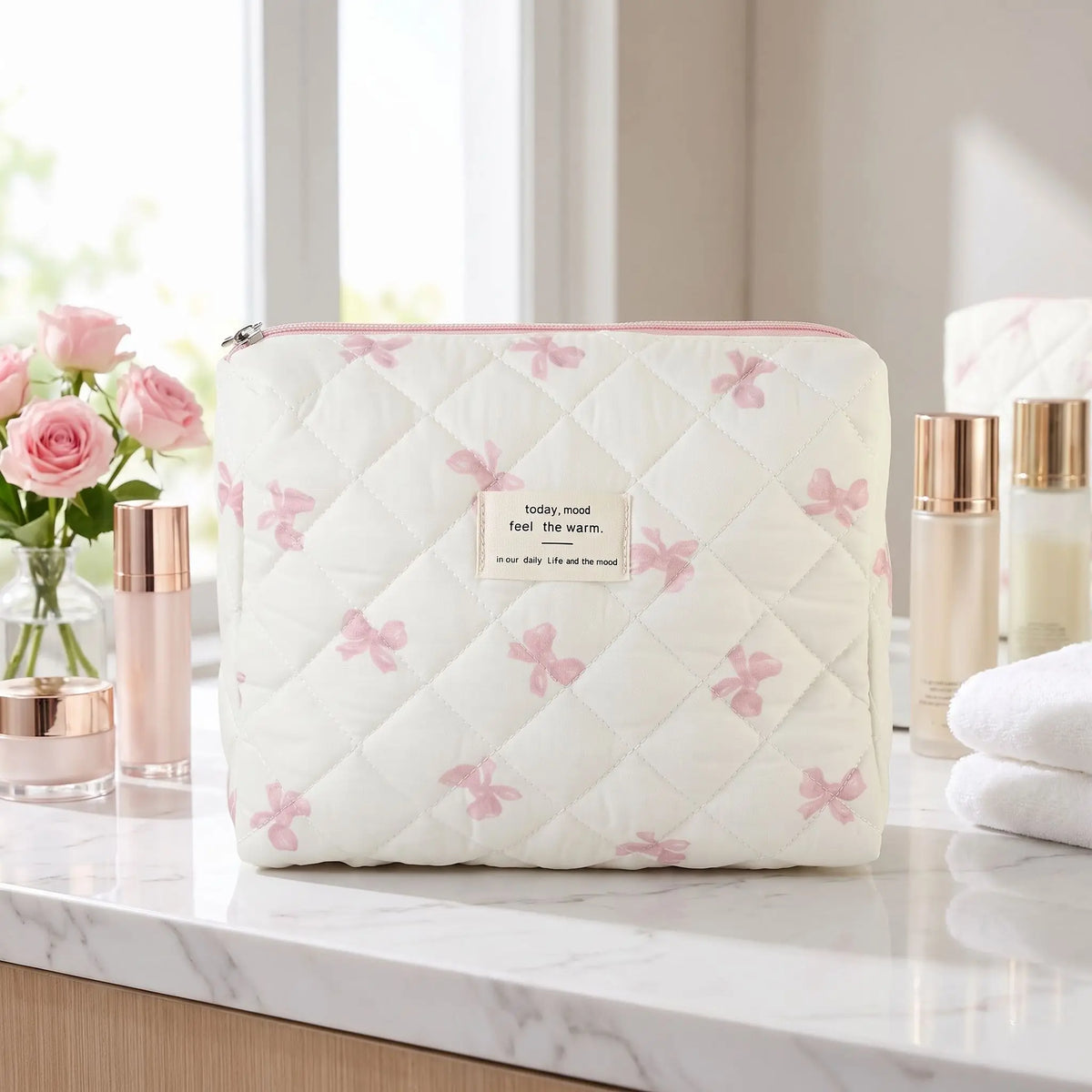 trousse de toilette grandeur moyenne posée sur un plan blanc 