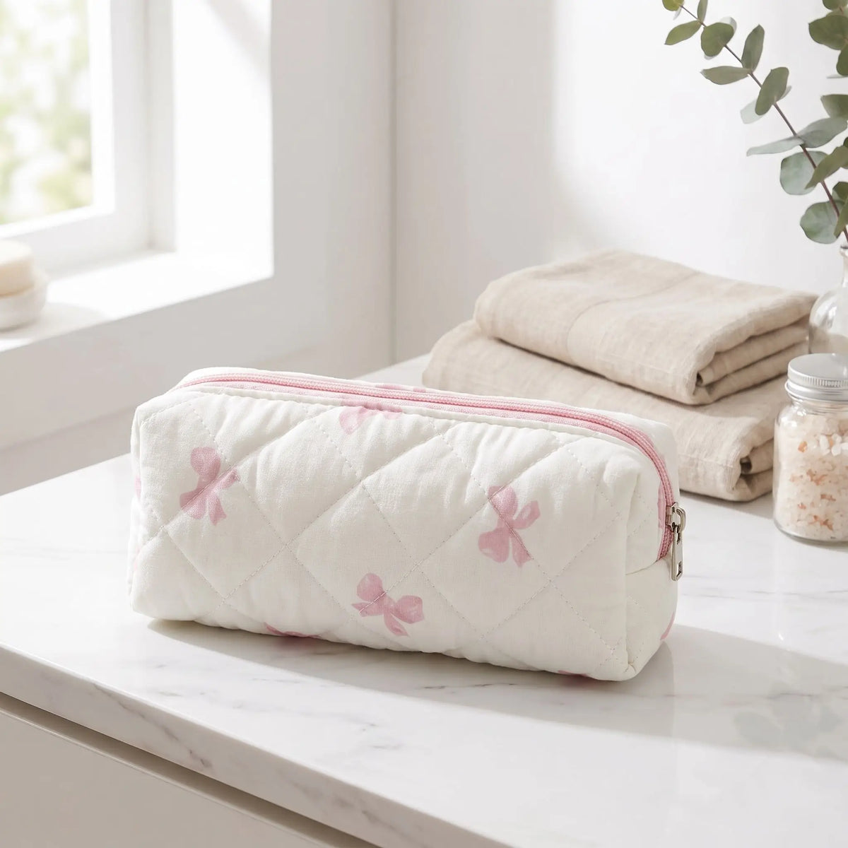 trousse de toilette grandeur petite posée sur un plan blanc 