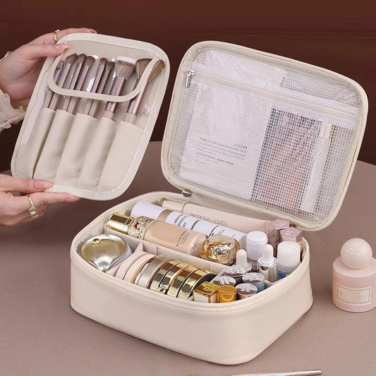 une femme qui montre l'intérieur de la trousse de toilette couleur crème afin d'en apprécier les caractéristiques