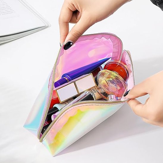 une femme qui tient ouverte la trousse de toilette arc en ciel afin qu'on puisse en voir la capacité