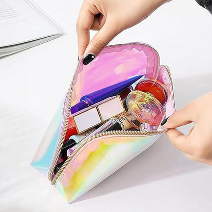 une femme qui tient ouverte la trousse de toilette arc en ciel afin qu'on puisse en voir la capacité