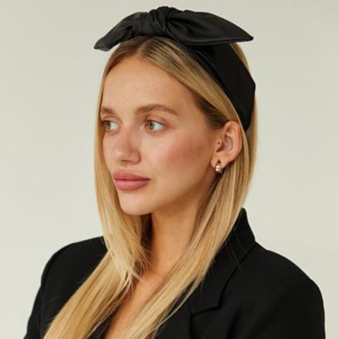 Une jeune femme d'environ 20-25 ans qui porte le bandeau cheveux couleur noire