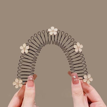 Bandeau cheveux fleurs blanches montré par une main afin d'en apprécier toutes les caractéristiques 