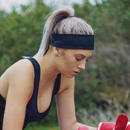Une jeune femme qui fait du sport en portant le bandeau cheveux de couleur noir