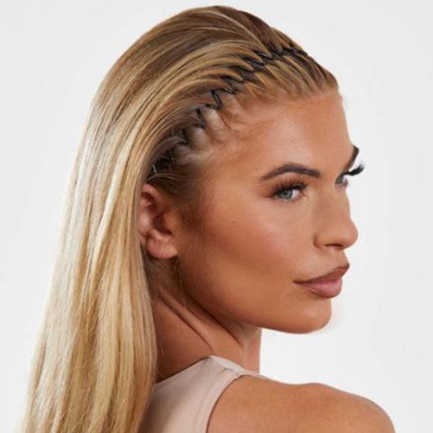 une jeune femme d'environ 30 ans porte le bandeau cheveux sur ses cheveux longs châtains