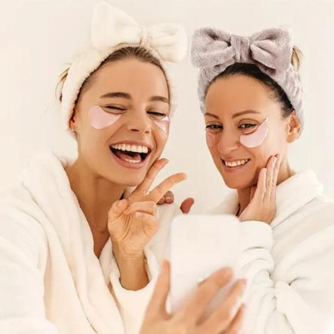 deux jeunes femmes qui portent le bandeau cheveux spa en prenant la pose pour un selfie 
