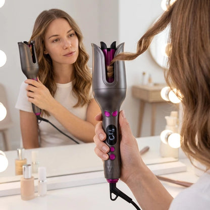 Boucleur cheveux jeune femme qui se coiffe devant son miroir 