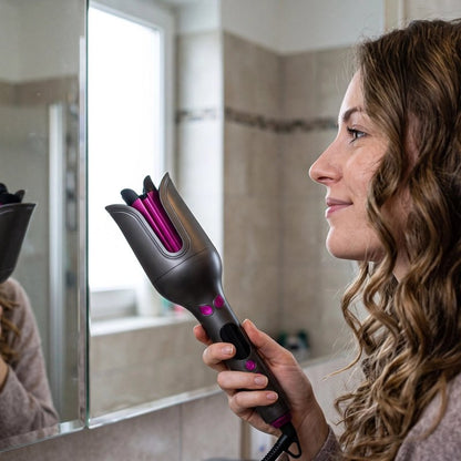Boucleur cheveux jeune femme qui tient le fer à boucler 