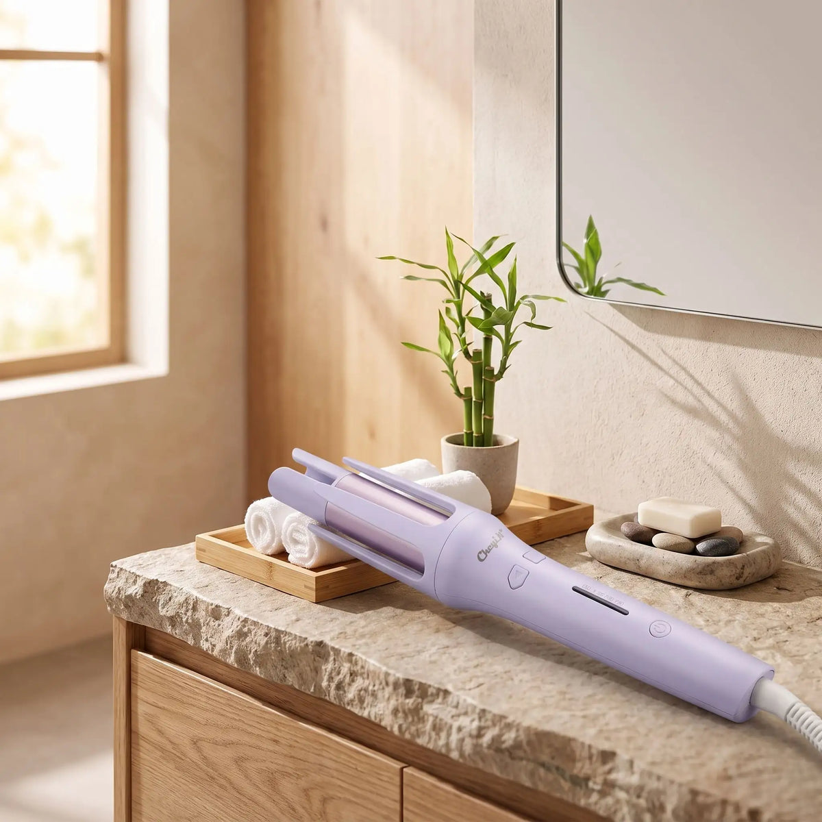 boucleur mauve posé sur un comptoir de  salle de bain en granit 