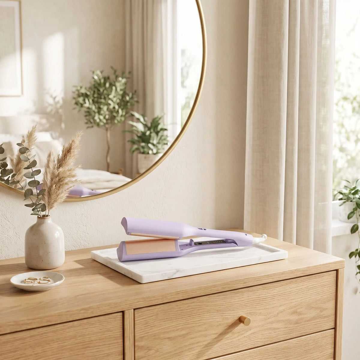 boucleur mauve posé sur une table de maquillage