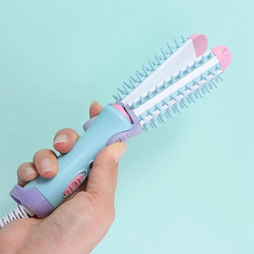 boucleur mini de couleur bleu rose violet et blanc tenu en main par une jeune femme 
