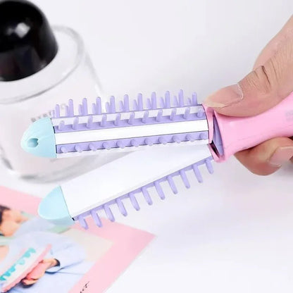 boucleur mini de couleur rose violet bleu et blanc tenu en main par une jeune femme 