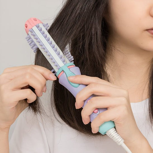Jeune femme cheveux mi longs qui se coiffe avec le boucleur mini easy 
