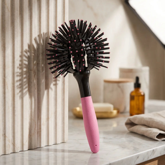 brosse à cheveux adossée contre un mur 
