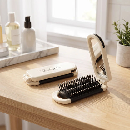 brosse à cheveux blanche posée sur une table en bois 