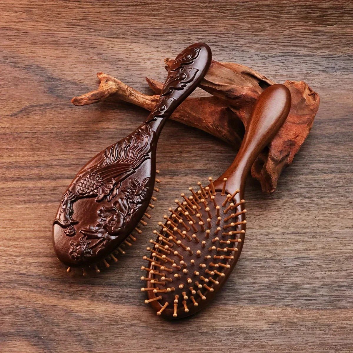 brosse à cheveux en bois de santal posée sur une pièce de bois 
