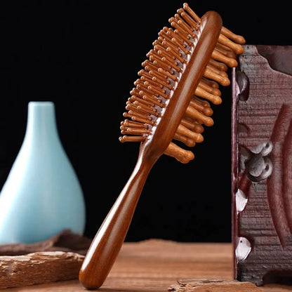 Brosse à cheveux double face position debout adossé après une pièce de bois 
