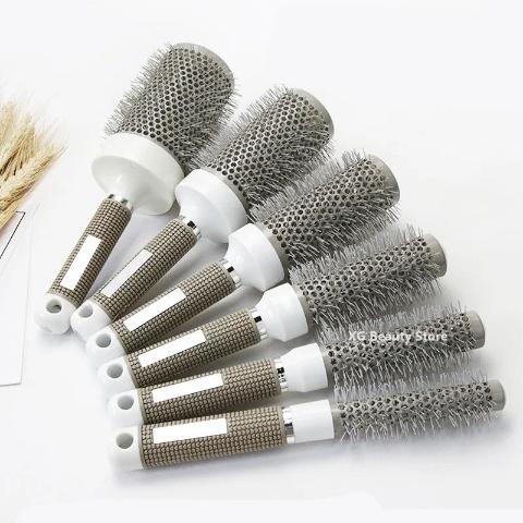 Brosse à cheveux 6 grosseurs posées en éventail sur un plan blanc 