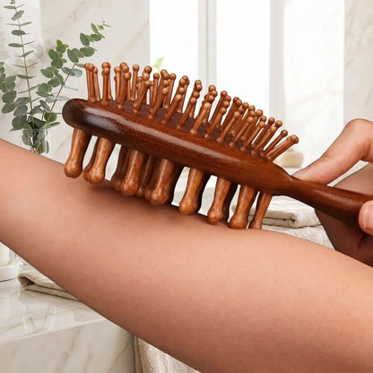 brosse à cheveux en bois de santal qui masse un avant bras
