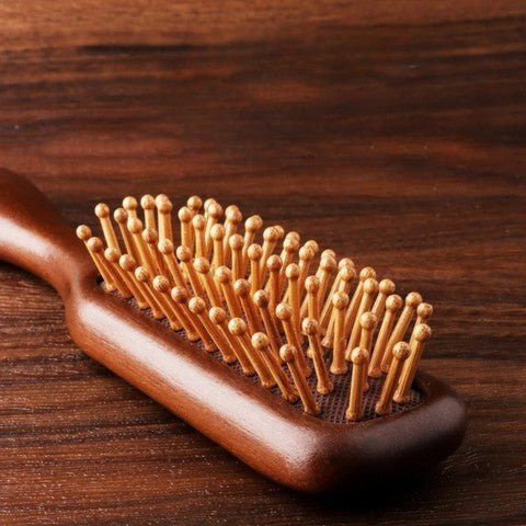 Brosse à cheveux en bois de santal vue des poils en gros plan 